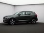Volvo XC40 2.0 B4 Plus Dark / Trekhaak / All Season Banden / Stoel+Stuurwielverwarming / Elek. verstelbare stoelen / Harman Kardon Audio / Blis