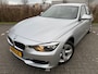 BMW 3-Serie 320i Edition Business*NEW APK*CRUISE*NAVI*PARK SENSOREN*VELGEN*ELKT-RAAM*C-D AFSTAND