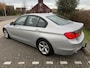 BMW 3-Serie 320i Edition Business*NEW APK*CRUISE*NAVI*PARK SENSOREN*VELGEN*ELKT-RAAM*C-D AFSTAND