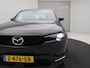 Mazda MX-30 e-SkyActiv R-EV 170 Exclusive-line AUTOMAAT / Plug-in-Hybride / 1ste Eigenaar / Historie aanwezig / HUD Display / Adaptieve Cruise Control / All seasonbanden / Navigatie / Stoel & Stuurwiel verwarming / Full Option /