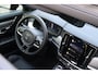 Volvo S90 2.0 T8 AWD Ultimate Dark Luchtvering | 360° Camera | Head-Up Display | Schuifdak | Harman Kardon | Adaptieve Cruise Control | Voorverwarming met Volvo On Call App | Stoelverwarming voor+achter | Stuurwielverwarming | Pilot Assist | BLIS Dode Hoek Detectie | 20 Inch | Voorstoelen elektrisch geheugen | Contour Stoelen | Zitting verlenging voorstoelen | Google infotainment | Lederen Dashboard | Keyless Drive | Geïntegreerde zongordijnen achterportieren | Privacy Glass | Elektrisch bedienbare achterklep | Parkeersensoren voor+achter | DAB Radio | Apple Carplay/Android Auto | Alarm Klasse III | Platinum Grey Metallic |
