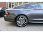 Volvo S90 2.0 T8 AWD Ultimate Dark Luchtvering | 360° Camera | Head-Up Display | Schuifdak | Harman Kardon | Adaptieve Cruise Control | Voorverwarming met Volvo On Call App | Stoelverwarming voor+achter | Stuurwielverwarming | Pilot Assist | BLIS Dode Hoek Detectie | 20 Inch | Voorstoelen elektrisch geheugen | Contour Stoelen | Zitting verlenging voorstoelen | Google infotainment | Lederen Dashboard | Keyless Drive | Geïntegreerde zongordijnen achterportieren | Privacy Glass | Elektrisch bedienbare achterklep | Parkeersensoren voor+achter | DAB Radio | Apple Carplay/Android Auto | Alarm Klasse III | Platinum Grey Metallic |