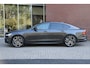 Volvo S90 2.0 T8 AWD Ultimate Dark Luchtvering | 360° Camera | Head-Up Display | Schuifdak | Harman Kardon | Adaptieve Cruise Control | Voorverwarming met Volvo On Call App | Stoelverwarming voor+achter | Stuurwielverwarming | Pilot Assist | BLIS Dode Hoek Detectie | 20 Inch | Voorstoelen elektrisch geheugen | Contour Stoelen | Zitting verlenging voorstoelen | Google infotainment | Lederen Dashboard | Keyless Drive | Geïntegreerde zongordijnen achterportieren | Privacy Glass | Elektrisch bedienbare achterklep | Parkeersensoren voor+achter | DAB Radio | Apple Carplay/Android Auto | Alarm Klasse III | Platinum Grey Metallic |