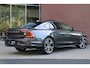 Volvo S90 2.0 T8 AWD Ultimate Dark Luchtvering | 360° Camera | Head-Up Display | Schuifdak | Harman Kardon | Adaptieve Cruise Control | Voorverwarming met Volvo On Call App | Stoelverwarming voor+achter | Stuurwielverwarming | Pilot Assist | BLIS Dode Hoek Detectie | 20 Inch | Voorstoelen elektrisch geheugen | Contour Stoelen | Zitting verlenging voorstoelen | Google infotainment | Lederen Dashboard | Keyless Drive | Geïntegreerde zongordijnen achterportieren | Privacy Glass | Elektrisch bedienbare achterklep | Parkeersensoren voor+achter | DAB Radio | Apple Carplay/Android Auto | Alarm Klasse III | Platinum Grey Metallic |
