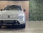 Volvo EX90 Twin Motor Performance Ultra Bowers & Wilkins | Luchtvering | 360° 3D Camera | Stoelmassage | Head-Up Display | 22 Inch | 517pk | Adaptieve Cruise Control | Stoelverwarming voor+achter | Stuurwielverwarming | HD Pixel LED Koplampen | Pilot Assist | BLIS Dode Hoek Detectie | Panorama dak | Elektrische voorstoelen met geheugen | Tailored Wool Blend Charcoal/Midnight Zinc bekleding | Lederlook dashboard | Zitting verlenging voorstoelen | Geluidwerende/gelamineerde ramen | Soft close portieren | Google infotainment | Keyless Drive | Parkeersensoren voor+achter | Elektrisch bedienbare achterklep | 7-Persoons | 4-Zone Climate Control | Volvo On Call met mobiele App functie | Vapour Grey Metallic |