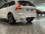 Volvo XC60 T6 AWD Recharge R-Design Long Range All Season banden | Stoel en Stuurwielverwarming | Standkachel met Volvo On Call App | Parkeercamera | Lederen Dashboard | Full LED Meesturende koplampen | Voorstoelen elektrisch geheugen | Contour Stoelen | Zitting verlenging voorstoelen | Google Infotainment | Cruise Control | Schuifdak | 19 Inch | Keyless Drive | Parkeersensoren voor+achter | Elektrisch bedienbare achterklep | Apple Carplay | DAB Radio | Draadloos telefoon opladen |
