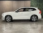 Volvo XC60 T6 AWD Recharge R-Design Long Range All Season banden | Stoel en Stuurwielverwarming | Standkachel met Volvo On Call App | Parkeercamera | Lederen Dashboard | Full LED Meesturende koplampen | Voorstoelen elektrisch geheugen | Contour Stoelen | Zitting verlenging voorstoelen | Google Infotainment | Cruise Control | Schuifdak | 19 Inch | Keyless Drive | Parkeersensoren voor+achter | Elektrisch bedienbare achterklep | Apple Carplay | DAB Radio | Draadloos telefoon opladen |