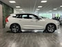 Volvo XC60 T6 AWD Recharge R-Design Long Range All Season banden | Stoel en Stuurwielverwarming | Standkachel met Volvo On Call App | Parkeercamera | Lederen Dashboard | Full LED Meesturende koplampen | Voorstoelen elektrisch geheugen | Contour Stoelen | Zitting verlenging voorstoelen | Google Infotainment | Cruise Control | Schuifdak | 19 Inch | Keyless Drive | Parkeersensoren voor+achter | Elektrisch bedienbare achterklep | Apple Carplay | DAB Radio | Draadloos telefoon opladen |