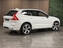 Volvo XC60 T6 AWD Recharge Plus Dark | 360° Camera | Head-Up Display | Adaptieve Cruise Control | Crystal White | 21 Inch | Standkachel met Volvo On call App | Stoel en Stuurwielverwarming | Full LED Meesturende koplampen | Pilot Assist | Elektrische voorstoelen geheugen | Contour Stoelen met wit stiksel en bies | Zitting verlenging voorstoelen | Schuifdak | Google Infotainment | Keyless Drive | Parkeersensoren voor+achter | Elektrisch bedienbare achterklep | DAB Radio | Apple Carplay/Android Auto | Alarm Klasse III | Draadloos telefoon opladen | Crystal White Metallic
