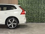 Volvo XC60 T6 AWD Recharge Plus Dark | 360° Camera | Head-Up Display | Adaptieve Cruise Control | Crystal White | 21 Inch | Standkachel met Volvo On call App | Stoel en Stuurwielverwarming | Full LED Meesturende koplampen | Pilot Assist | Elektrische voorstoelen geheugen | Contour Stoelen met wit stiksel en bies | Zitting verlenging voorstoelen | Schuifdak | Google Infotainment | Keyless Drive | Parkeersensoren voor+achter | Elektrisch bedienbare achterklep | DAB Radio | Apple Carplay/Android Auto | Alarm Klasse III | Draadloos telefoon opladen | Crystal White Metallic