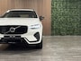 Volvo XC60 T6 AWD Recharge Plus Dark | 360° Camera | Head-Up Display | Adaptieve Cruise Control | Crystal White | 21 Inch | Standkachel met Volvo On call App | Stoel en Stuurwielverwarming | Full LED Meesturende koplampen | Pilot Assist | Elektrische voorstoelen geheugen | Contour Stoelen met wit stiksel en bies | Zitting verlenging voorstoelen | Schuifdak | Google Infotainment | Keyless Drive | Parkeersensoren voor+achter | Elektrisch bedienbare achterklep | DAB Radio | Apple Carplay/Android Auto | Alarm Klasse III | Draadloos telefoon opladen | Crystal White Metallic
