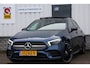 Mercedes-Benz A-klasse 250 e AMG Line Plug in hybride*Perfect MB Onderh.*BTW*1ste Eig.*Pano/Sfeer/Night/MBUX/Apple Carplay-Android/Multi Beam LED Koplamp./Diamond Grille/DAB/Stoelverw./Half Leder/Parkeersens.V+A/19 inch LM*