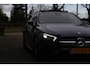 Mercedes-Benz A-klasse 250 e AMG Line Plug in hybride*Perfect MB Onderh.*BTW*1ste Eig.*Pano/Sfeer/Night/MBUX/Apple Carplay-Android/Multi Beam LED Koplamp./Diamond Grille/DAB/Stoelverw./Half Leder/Parkeersens.V+A/19 inch LM*