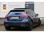 Mercedes-Benz A-klasse 250 e AMG Line Plug in hybride*Perfect MB Onderh.*BTW*1ste Eig.*Pano/Sfeer/Night/MBUX/Apple Carplay-Android/Multi Beam LED Koplamp./Diamond Grille/DAB/Stoelverw./Half Leder/Parkeersens.V+A/19 inch LM*