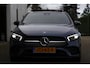 Mercedes-Benz A-klasse 250 e AMG Line Plug in hybride*Perfect MB Onderh.*BTW*1ste Eig.*Pano/Sfeer/Night/MBUX/Apple Carplay-Android/Multi Beam LED Koplamp./Diamond Grille/DAB/Stoelverw./Half Leder/Parkeersens.V+A/19 inch LM*