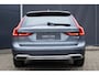 Volvo V90 Cross Country 2.0 T5 AWD Panoramisch schuif-kantel dak | Polestar Engineered Optimalisatie | Klasse III Alarm | Verwarmbare voorstoelen | Parkeerverwarming | Achterbank en Stuurwiel verwarming | Grafisch Head-Up-Display | Parkeer Camera |