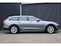 Volvo V90 Cross Country 2.0 T5 AWD Panoramisch schuif-kantel dak | Polestar Engineered Optimalisatie | Klasse III Alarm | Verwarmbare voorstoelen | Parkeerverwarming | Achterbank en Stuurwiel verwarming | Grafisch Head-Up-Display | Parkeer Camera |