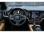 Volvo V90 Cross Country 2.0 T5 AWD Panoramisch schuif-kantel dak | Polestar Engineered Optimalisatie | Klasse III Alarm | Verwarmbare voorstoelen | Parkeerverwarming | Achterbank en Stuurwiel verwarming | Grafisch Head-Up-Display | Parkeer Camera |