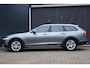 Volvo V90 Cross Country 2.0 T5 AWD Panoramisch schuif-kantel dak | Polestar Engineered Optimalisatie | Klasse III Alarm | Verwarmbare voorstoelen | Parkeerverwarming | Achterbank en Stuurwiel verwarming | Grafisch Head-Up-Display | Parkeer Camera |