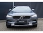 Volvo V90 Cross Country 2.0 T5 AWD Panoramisch schuif-kantel dak | Polestar Engineered Optimalisatie | Klasse III Alarm | Verwarmbare voorstoelen | Parkeerverwarming | Achterbank en Stuurwiel verwarming | Grafisch Head-Up-Display | Parkeer Camera |