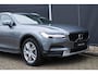 Volvo V90 Cross Country 2.0 T5 AWD Panoramisch schuif-kantel dak | Polestar Engineered Optimalisatie | Klasse III Alarm | Verwarmbare voorstoelen | Parkeerverwarming | Achterbank en Stuurwiel verwarming | Grafisch Head-Up-Display | Parkeer Camera |
