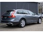 Volvo V90 Cross Country 2.0 T5 AWD Panoramisch schuif-kantel dak | Polestar Engineered Optimalisatie | Klasse III Alarm | Verwarmbare voorstoelen | Parkeerverwarming | Achterbank en Stuurwiel verwarming | Grafisch Head-Up-Display | Parkeer Camera |