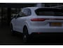 Porsche Cayenne 3.0 E-Hybrid 462PK Plug in*Perfect Onderh.*Luchtvering/PASM/Black Pack/Sportuitlaat/Sport Chrono/Apple Carplay-Android/Standkachel/Elek. Klep./Camera/Rijstrook/Stoelverw./LED/DAB/Parkeersens.V+A/21 inch LM*