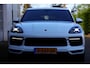 Porsche Cayenne 3.0 E-Hybrid 462PK Plug in*Perfect Onderh.*Luchtvering/PASM/Black Pack/Sportuitlaat/Sport Chrono/Apple Carplay-Android/Standkachel/Elek. Klep./Camera/Rijstrook/Stoelverw./LED/DAB/Parkeersens.V+A/21 inch LM*