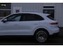Porsche Cayenne 3.0 E-Hybrid 462PK Plug in*Perfect Onderh.*Luchtvering/PASM/Black Pack/Sportuitlaat/Sport Chrono/Apple Carplay-Android/Standkachel/Elek. Klep./Camera/Rijstrook/Stoelverw./LED/DAB/Parkeersens.V+A/21 inch LM*