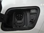 Peugeot e-2008 EV Allure 50 kWh | Adaptive cruise control | Navigatie | Achteruitrijcamera | Lichtmetalen velgen | 3 Fase | Extra getint glas | Keyless start | Stoelverwarming