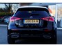 Mercedes-Benz A-klasse 250 e AMG Line Plug in hybride*Perfect MB Onderh.*BTW*1ste Eig.*Sfeer/Night/MBUX/Apple Carplay-Android/High Perf. LED Koplamp./Diamond Grille/DAB/Stoelverw./Half Leder/Parkeersens.V+A/18 inch LM*