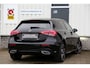 Mercedes-Benz A-klasse 250 e AMG Line Plug in hybride*Perfect MB Onderh.*BTW*1ste Eig.*Sfeer/Night/MBUX/Apple Carplay-Android/High Perf. LED Koplamp./Diamond Grille/DAB/Stoelverw./Half Leder/Parkeersens.V+A/18 inch LM*