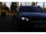 Mercedes-Benz A-klasse 250 e AMG Line Plug in hybride*Perfect MB Onderh.*BTW*1ste Eig.*Sfeer/Night/MBUX/Apple Carplay-Android/High Perf. LED Koplamp./Diamond Grille/DAB/Stoelverw./Half Leder/Parkeersens.V+A/18 inch LM*