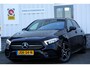 Mercedes-Benz A-klasse 250 e AMG Line Plug in hybride*Perfect MB Onderh.*BTW*1ste Eig.*Sfeer/Night/MBUX/Apple Carplay-Android/High Perf. LED Koplamp./Diamond Grille/DAB/Stoelverw./Half Leder/Parkeersens.V+A/18 inch LM*