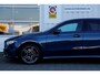 Mercedes-Benz A-klasse 250 e AMG Line Plug in hybride*Perfect MB Onderh.*BTW*1ste Eig.*Sfeer/ACC/Night/MBUX/Apple Carplay-Android/High Perf. LED Koplamp./Diamond Grille/DAB/Stoelverw./Half Leder/Parkeersens.V+A/18 inch LM*