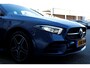 Mercedes-Benz A-klasse 250 e AMG Line Plug in hybride*Perfect MB Onderh.*BTW*1ste Eig.*Sfeer/ACC/Night/MBUX/Apple Carplay-Android/High Perf. LED Koplamp./Diamond Grille/DAB/Stoelverw./Half Leder/Parkeersens.V+A/18 inch LM*