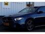 Mercedes-Benz A-klasse 250 e AMG Line Plug in hybride*Perfect MB Onderh.*BTW*1ste Eig.*Sfeer/ACC/Night/MBUX/Apple Carplay-Android/High Perf. LED Koplamp./Diamond Grille/DAB/Stoelverw./Half Leder/Parkeersens.V+A/18 inch LM*