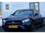 Mercedes-Benz A-klasse 250 e AMG Line Plug in hybride*Perfect MB Onderh.*BTW*1ste Eig.*Sfeer/ACC/Night/MBUX/Apple Carplay-Android/High Perf. LED Koplamp./Diamond Grille/DAB/Stoelverw./Half Leder/Parkeersens.V+A/18 inch LM*