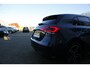 Mercedes-Benz A-klasse 250 e AMG Line Plug in hybride*Perfect MB Onderh.*BTW*1ste Eig.*Sfeer/ACC/Night/MBUX/Apple Carplay-Android/High Perf. LED Koplamp./Diamond Grille/DAB/Stoelverw./Half Leder/Parkeersens.V+A/18 inch LM*