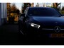 Mercedes-Benz A-klasse 250 e AMG Line Plug in hybride*Perfect MB Onderh.*BTW*1ste Eig.*Sfeer/ACC/Night/MBUX/Apple Carplay-Android/High Perf. LED Koplamp./Diamond Grille/DAB/Stoelverw./Half Leder/Parkeersens.V+A/18 inch LM*