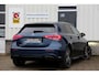Mercedes-Benz A-klasse 250 e AMG Line Plug in hybride*Perfect MB Onderh.*BTW*1ste Eig.*Sfeer/ACC/Night/MBUX/Apple Carplay-Android/High Perf. LED Koplamp./Diamond Grille/DAB/Stoelverw./Half Leder/Parkeersens.V+A/18 inch LM*