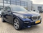 BMW X5 xDrive45e M-Sport High Executive Panodak Trekhaak Laserlicht Head-Up Comfortstoelen 21 Inch Velgen Life Cockpit Prof ACC Driving Assist Prof Achteras besturing Leder Dash Harman Kardon Audio Stoelventilatie Bom Vol Opties Individual Tansanitblau 1e Eigenaar BTW Auto Plug In Hybride