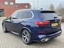 BMW X5 xDrive45e M-Sport High Executive Panodak Trekhaak Laserlicht Head-Up Comfortstoelen 21 Inch Velgen Life Cockpit Prof ACC Driving Assist Prof Achteras besturing Leder Dash Harman Kardon Audio Stoelventilatie Bom Vol Opties Individual Tansanitblau 1e Eigenaar BTW Auto Plug In Hybride