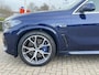 BMW X5 xDrive45e M-Sport High Executive Panodak Trekhaak Laserlicht Head-Up Comfortstoelen 21 Inch Velgen Life Cockpit Prof ACC Driving Assist Prof Achteras besturing Leder Dash Harman Kardon Audio Stoelventilatie Bom Vol Opties Individual Tansanitblau 1e Eigenaar BTW Auto Plug In Hybride