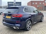 BMW X5 xDrive45e M-Sport High Executive Panodak Trekhaak Laserlicht Head-Up Comfortstoelen 21 Inch Velgen Life Cockpit Prof ACC Driving Assist Prof Achteras besturing Leder Dash Harman Kardon Audio Stoelventilatie Bom Vol Opties Individual Tansanitblau 1e Eigenaar BTW Auto Plug In Hybride