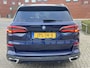 BMW X5 xDrive45e M-Sport High Executive Panodak Trekhaak Laserlicht Head-Up Comfortstoelen 21 Inch Velgen Life Cockpit Prof ACC Driving Assist Prof Achteras besturing Leder Dash Harman Kardon Audio Stoelventilatie Bom Vol Opties Individual Tansanitblau 1e Eigenaar BTW Auto Plug In Hybride
