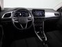 Volkswagen T-Roc 1.5 TSI Life 150 pk Automaat (DSG) | Navigatie | Trekhaak (afneembaar) | Parkeersensoren (Park assist) | Achteruitrijcamera | Stoelverwarming |
