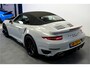 Porsche 911 Cabrio 3.8 Turbo 441kW/600pk PDK7 NL-AUTO!! AKRAPOVIC COMPLEET + SPORT CHRONO + PDLS PLUS + KEYLESS DRIVE + PASM + CAMERA + STOELVERWARMING&-VENTILATIE + BOSE SOUND + TARGET BLUEYE + MOSHAMMER SPOILERPAKKET + PARKSENSOREN V&A + 20" VOSSEN LM-VELGEN!