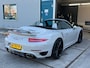 Porsche 911 Cabrio 3.8 Turbo 441kW/600pk PDK7 NL-AUTO!! AKRAPOVIC COMPLEET + SPORT CHRONO + PDLS PLUS + KEYLESS DRIVE + PASM + CAMERA + STOELVERWARMING&-VENTILATIE + BOSE SOUND + TARGET BLUEYE + MOSHAMMER SPOILERPAKKET + PARKSENSOREN V&A + 20" VOSSEN LM-VELGEN!