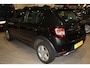 Dacia Sandero 0.9-90pk TCe Stepway Lauréate. Uitgebreide fotoreportage volgt na poetsen. Erg nette, goed onderhouden Dacia. Afkomstig van 1e eig. ! Airco, cruise control, navigatie, telefoonvoorb., parkeersensoren achter, dakrails etc.